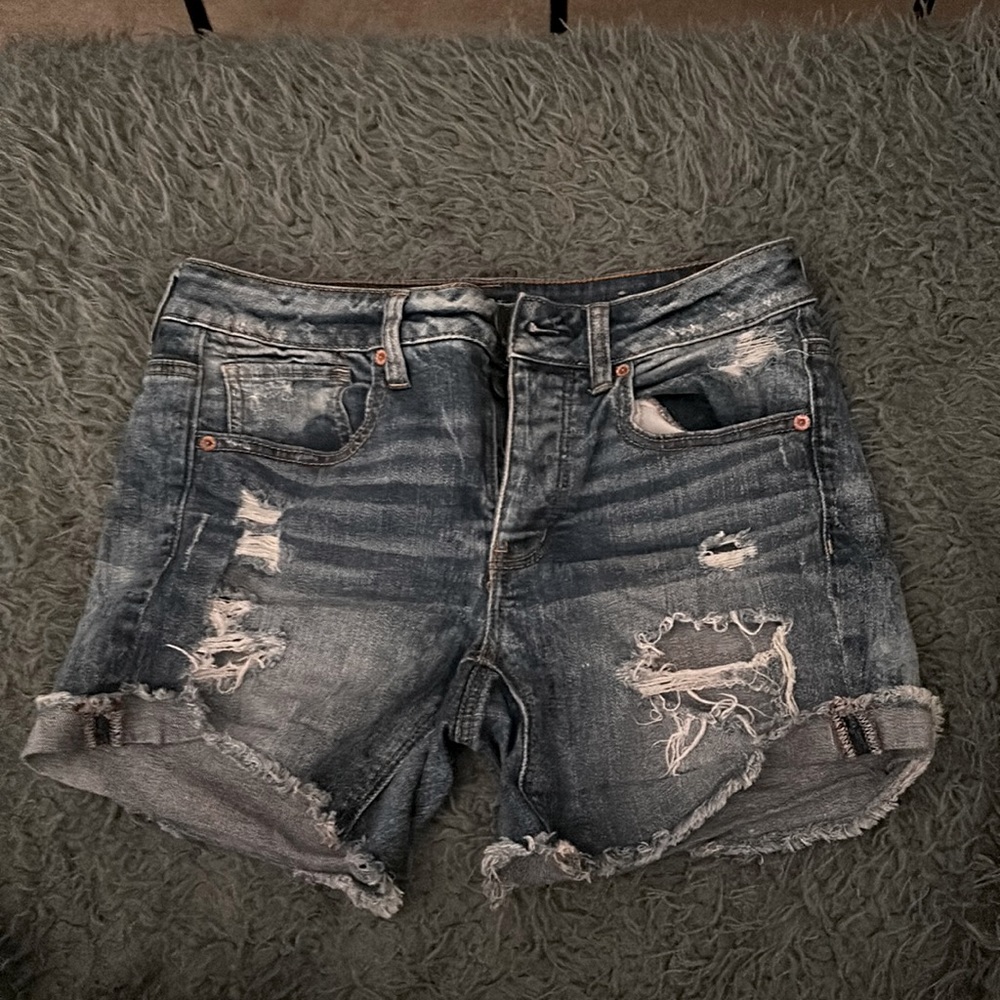 Mid waist, midi short, distressed